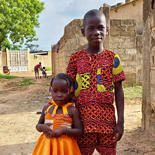 Hermanos de Burkina Faso sonriendo