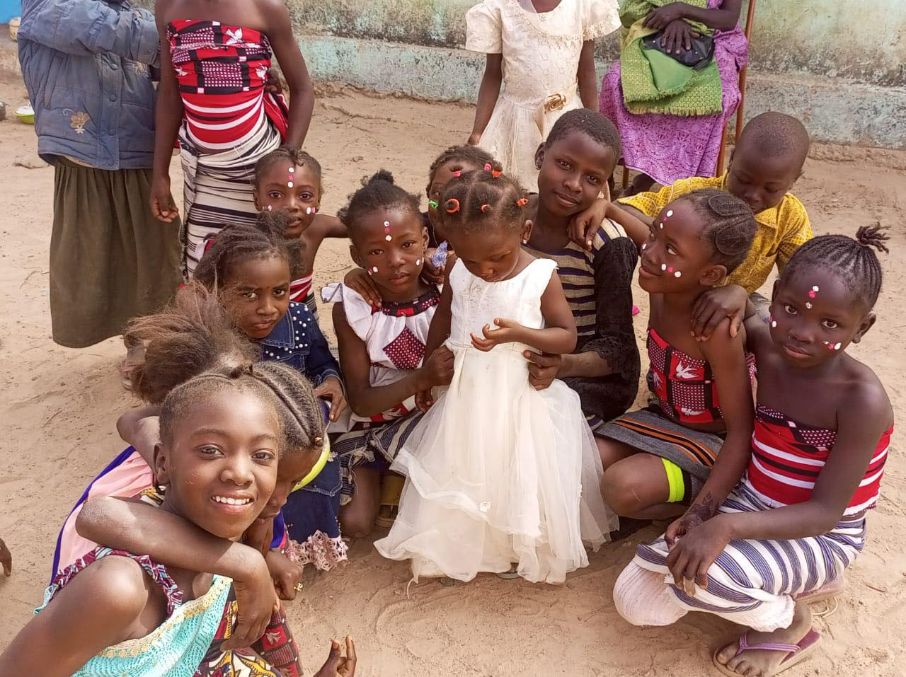 Niños de Burkina Faso estudiando gracias a la ayuda de Burkindi ONG